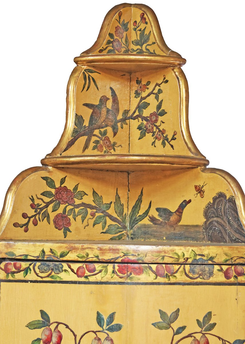 Paire de meubles d’angle en bois laqué et décoré en polychromie, Piémont, XVIIIᵉ siècle-photo-1