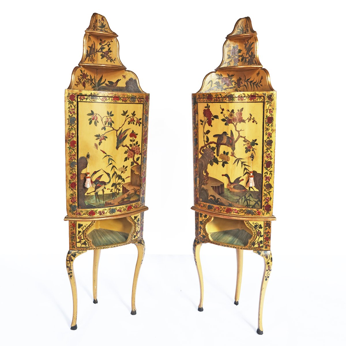 Paire de meubles d’angle en bois laqué et décoré en polychromie, Piémont, XVIIIᵉ siècle