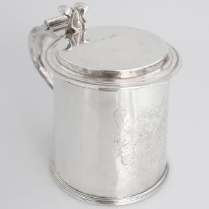 Un tankard en argent sterling Charles II, orfèvre TL, Londres, 1674