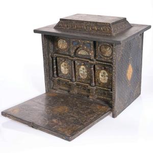 Monétaire en bois ébénisé et décoré à la damasquine, Venise, XVIe siècle