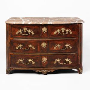 Commode Louis XIV en bois de palissandre. Plateau en marbre rouge. France, début XVIIIᵉ siècle