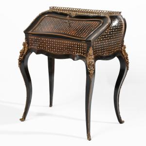 Bureau à abattant en bois ébénisé, incrustations en laiton doré et nacre. France, XIXᵉ siècle