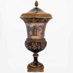 Vase en forme d’urne français, monture en bronze doré. Signé Gilly. Fin XIXᵉ siècle