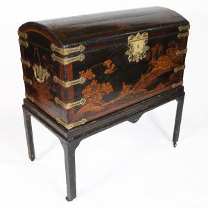 Coffre en bois laqué, décoré de scènes à la chinoiserie, Angleterre, XVIIIᵉ–XIXᵉ siècle