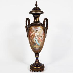 Vase français dans le style de Sèvres. Peintures signées Poitevin. Fin du XIXᵉ siècle