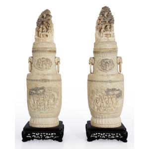 Paire de vases en ivoire sculpté et ciselé, Chine, dynastie Qing, début du XXᵉ siècle