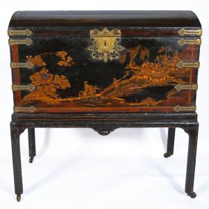Coffre en bois laqué, décoré de scènes de chinoiserie, Angleterre, XVIIIe–XIXe siècle