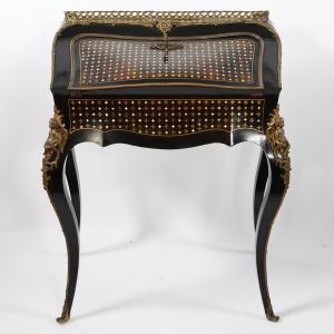 Écritoire à abattant en bois ébénisé marqueterie de cuivre doré et de nacre. France XIXe siècle