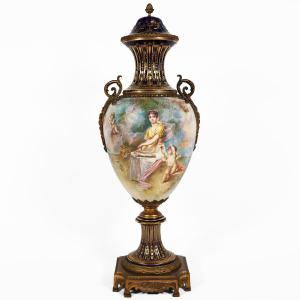 Grand vase français dans le style de Sèvres. Décor peint signé F. Bellanger. Fin du XIXe siècle