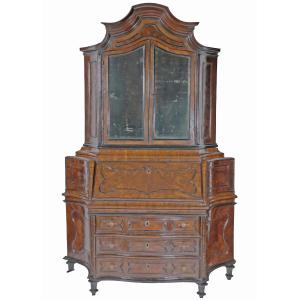 Trumeau en bois et loupe de noyer à forme galbée. Lombardie, XVIIIe siècle