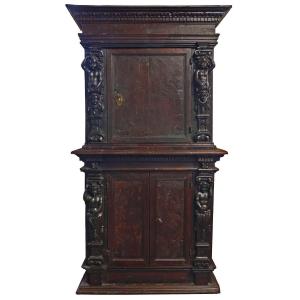 Dressoir à deux corps en bois et en loupe de noyer. Lombardie, XVIIe siècle