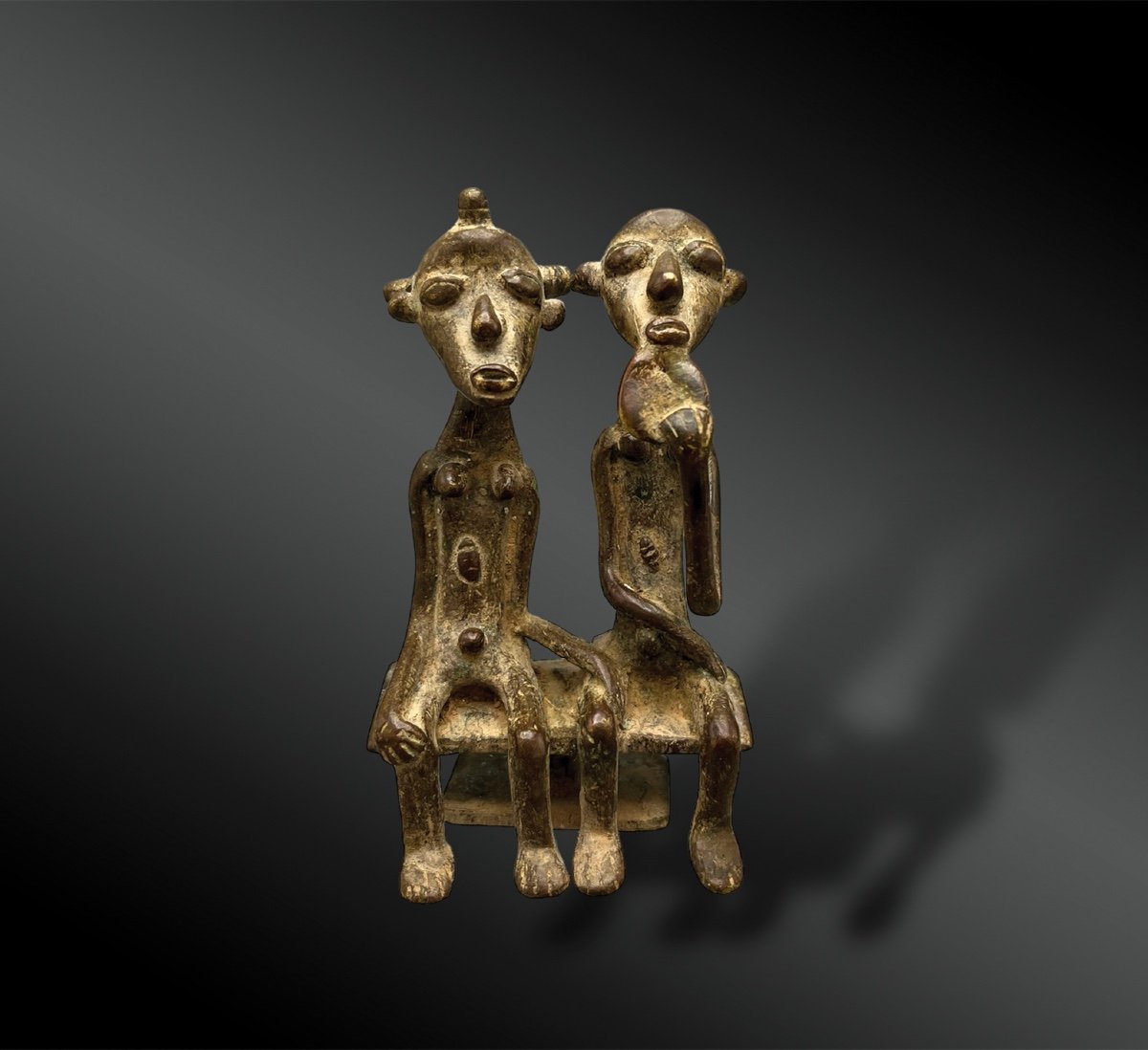 Statuette Figurant Un Couple Assis Sur Un Tabouret Commun - Culture Sénufo, Côte D’ivoire