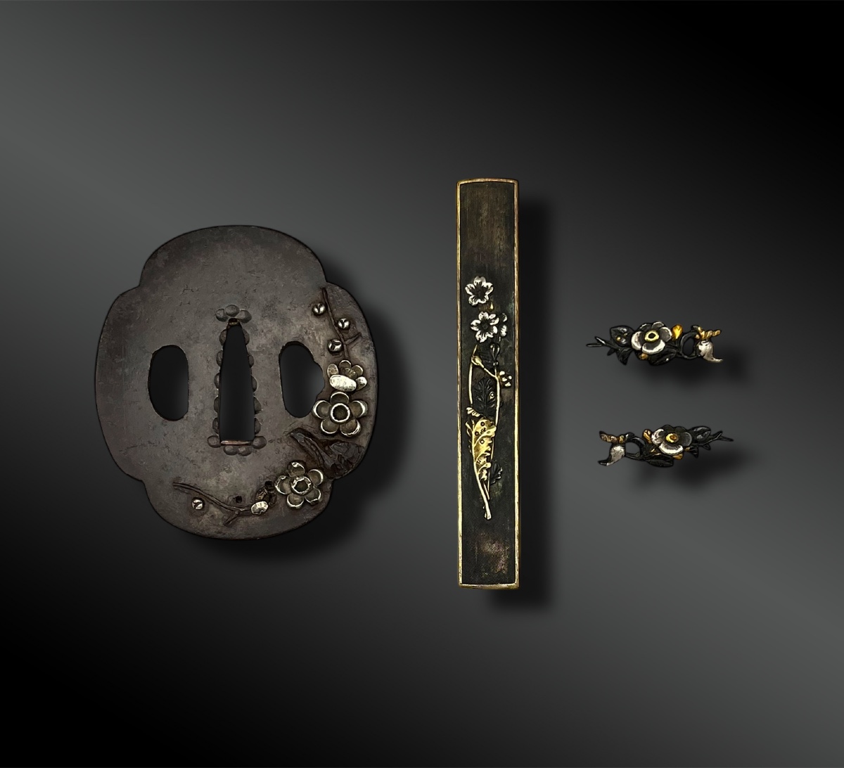 MONTURE composée d’un KOZUKA, une paire de MENUKI et un TSUBA - Japon - Période Edo (1603-1868)