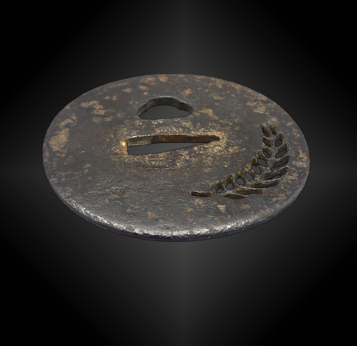 TSUBA NAGAMARU GATA. JAPON – Période Edo (1606 – 1868) Fer H: 7,8cm – L.: 7,6cm – H. Nakago-Ana