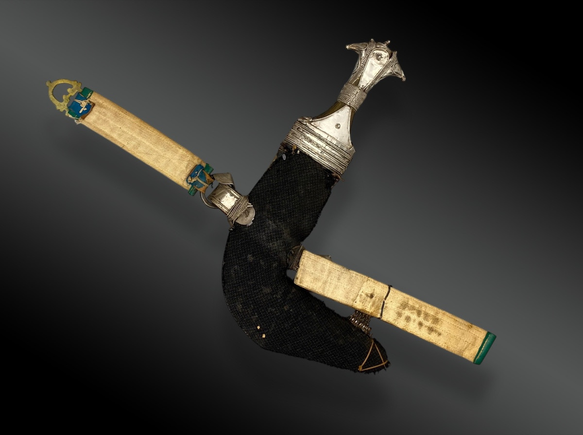 POIGNARD dit Jambiya avec sa ceinture brodée Oman, Arabie Saoudite XIXème siècle-photo-1