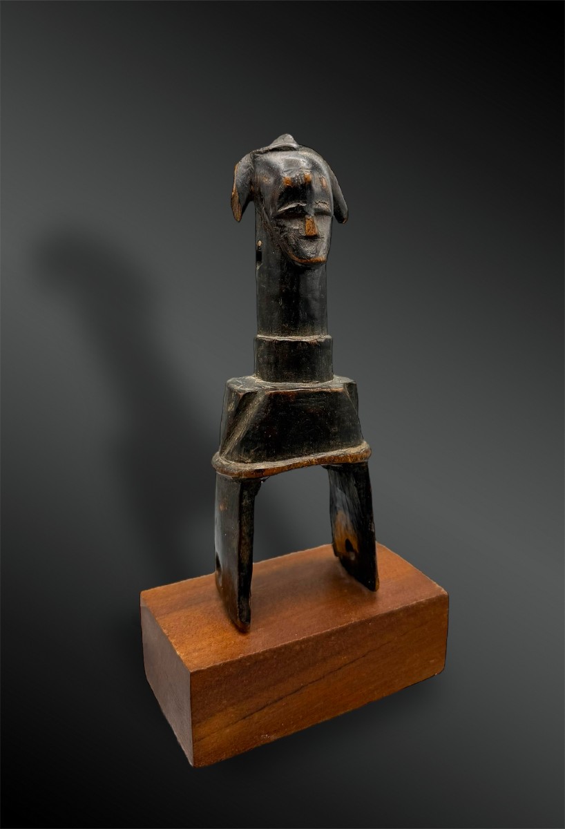 ÉTRIER de POULIE de MÉTIER à TISSER animé d’un VISAGE ANTHROPOMORPHE Culture Gouro, Côte d’Ivoi