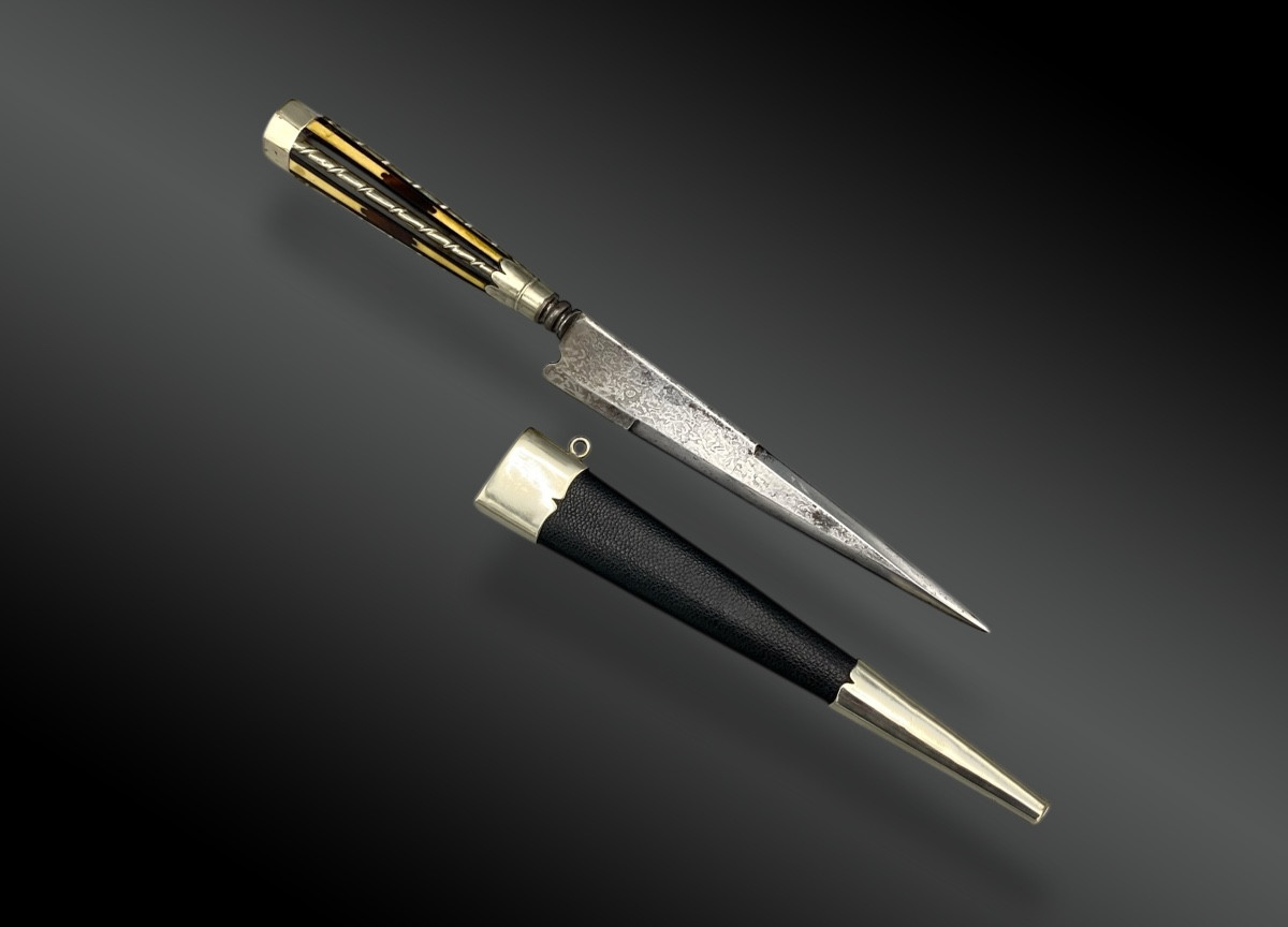 STYLET CORSE, avec poignée à colonnades et son fourreau. France, XIXème siècle 