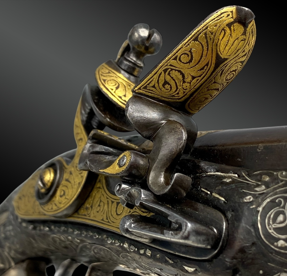 PISTOLET à SILEX, POUR LE MARCHÉ ORIENTAL, ARGENT ET DAMASQUINE D’OR Europe – XVIIIème siècle-photo-1