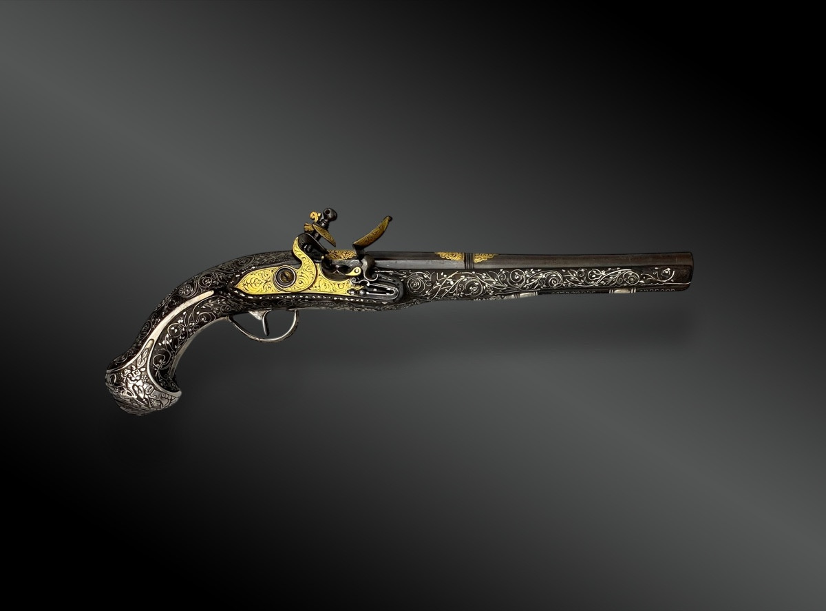 PISTOLET à SILEX, POUR LE MARCHÉ ORIENTAL, ARGENT ET DAMASQUINE D’OR Europe – XVIIIème siècle