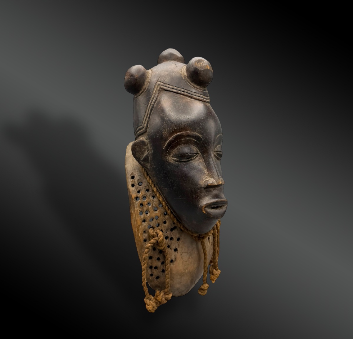 MASQUE FÉMININ appelé Kpwan - Culture Baoulé, Côte d’Ivoire  - Première moitié du XXème siècle-photo-2