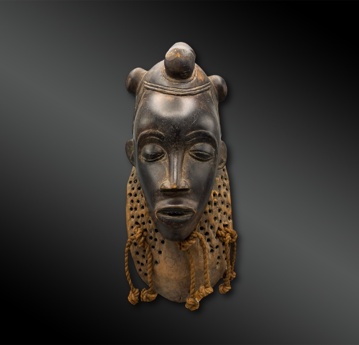 MASQUE FÉMININ appelé Kpwan - Culture Baoulé, Côte d’Ivoire  - Première moitié du XXème siècle