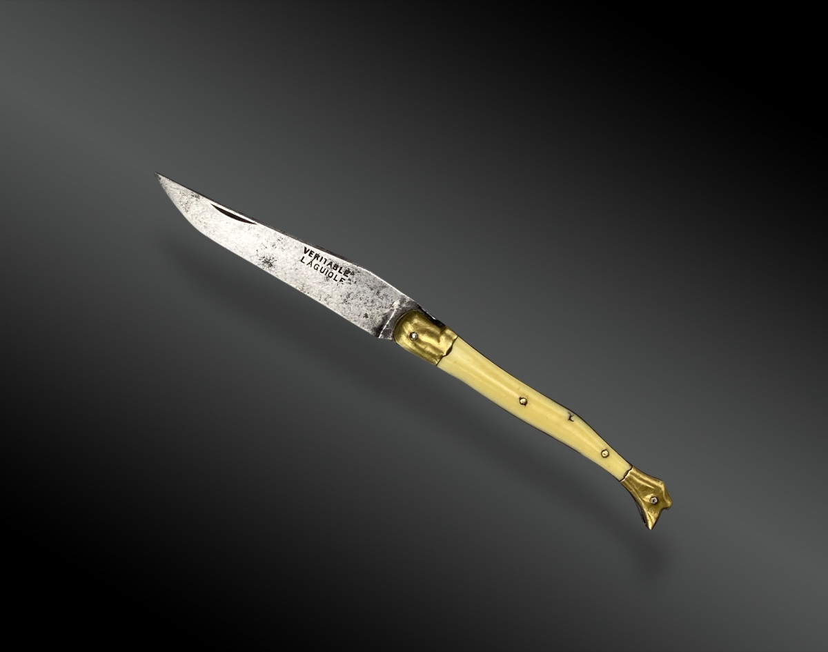 COUTEAU FERMANT LAGUIOLE, JAMBE DE FEMME France XXème.