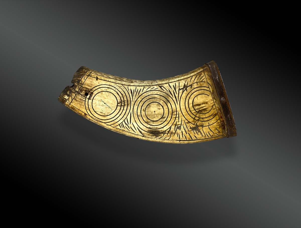 CORPS DE POIRE À POUDRE GRAVÉ XVIIème SIÈCLE-photo-2