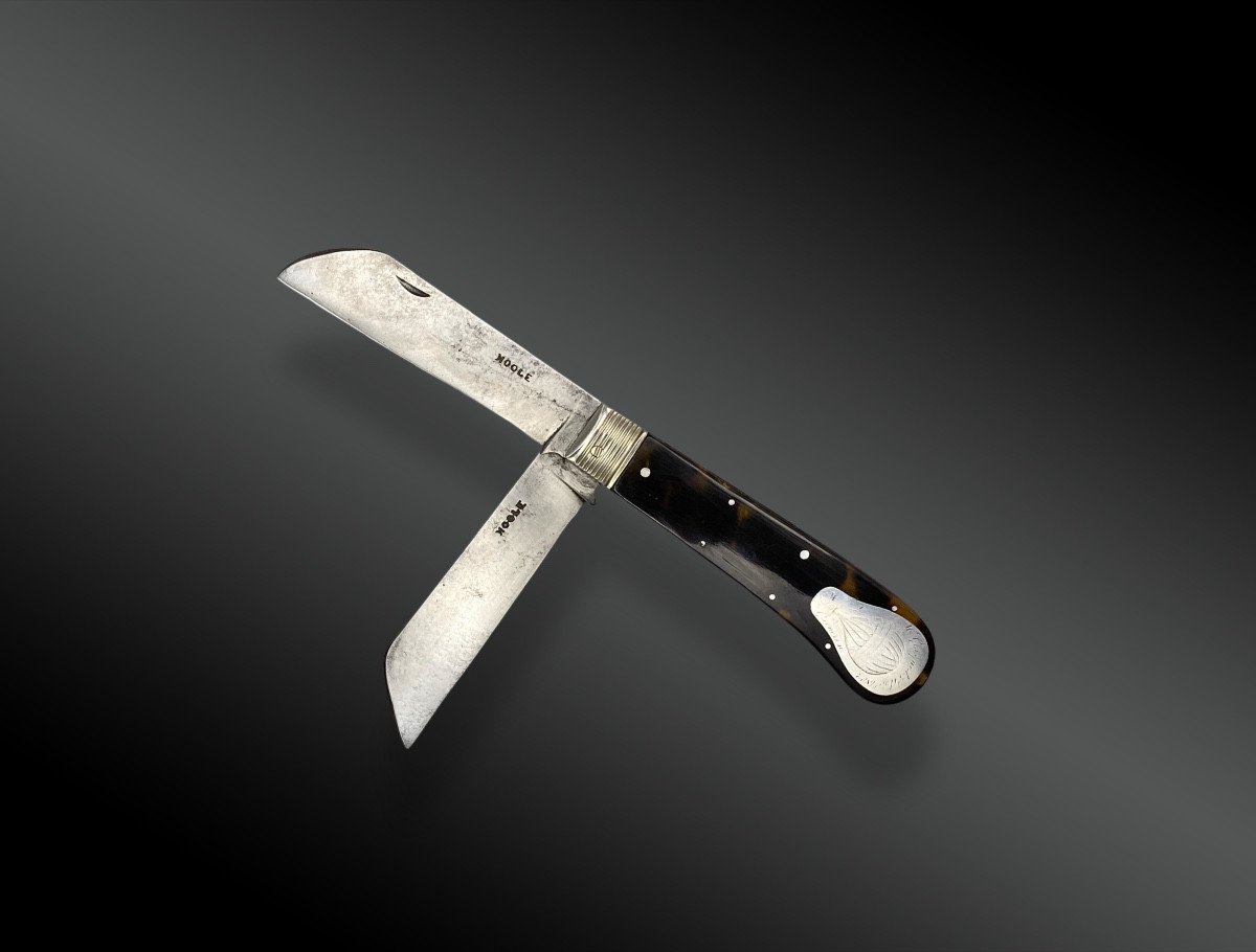 COUTEAU FERMANT, À DEUX LAMES, PAR HOOLE, AVEC RÉSERVE OR, AU NOM DE ANDRÉ-JACQUES GARNERIN.