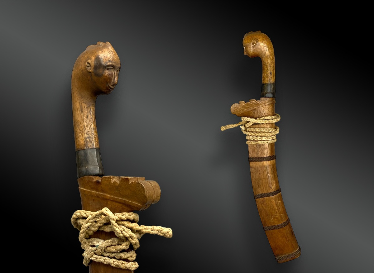 COUTEAU TOBA BATAK AVEC POIGNÉE À FIGURE ANTHROPOMORPHE, AVEC FOURREAU Indonésie, Sumatra