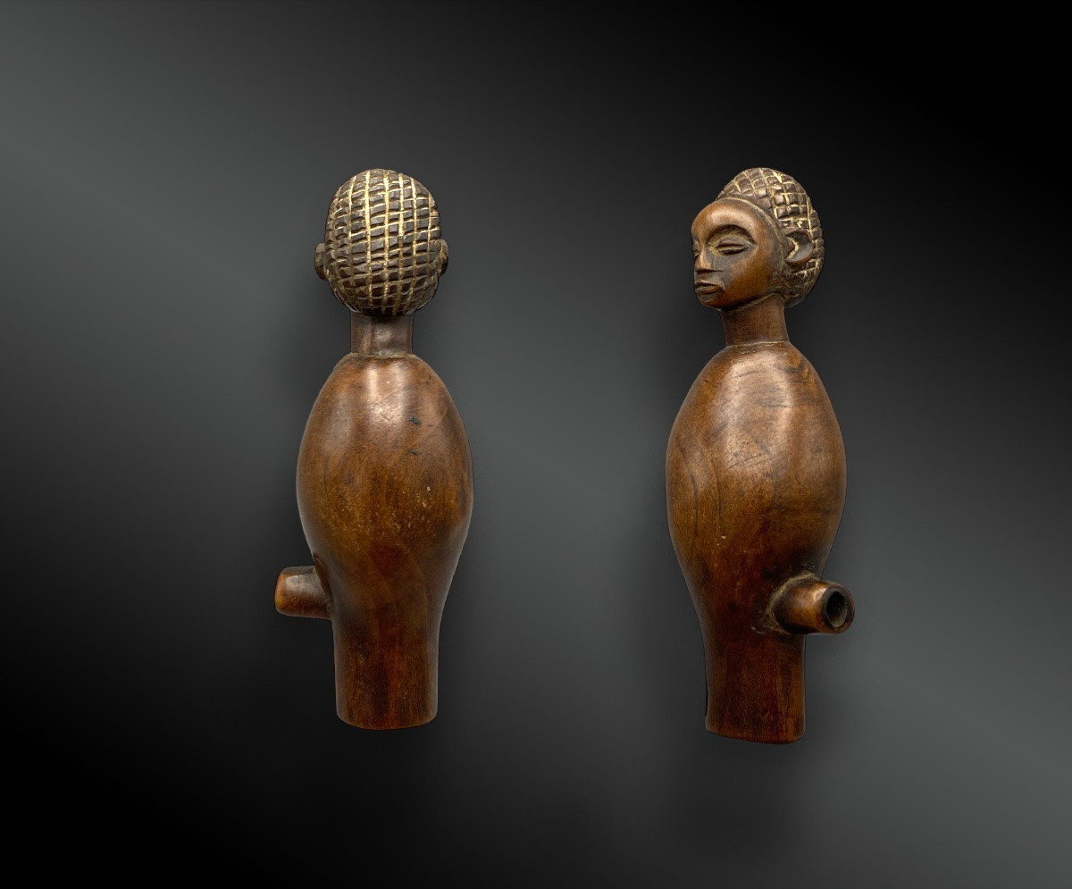 SIFFLET EN BOIS À SCULPTURE ANTHROPOMORPHE, CULTURE BAOULÉ Afrique, Côte d’Ivoire, XXème siècle-photo-2