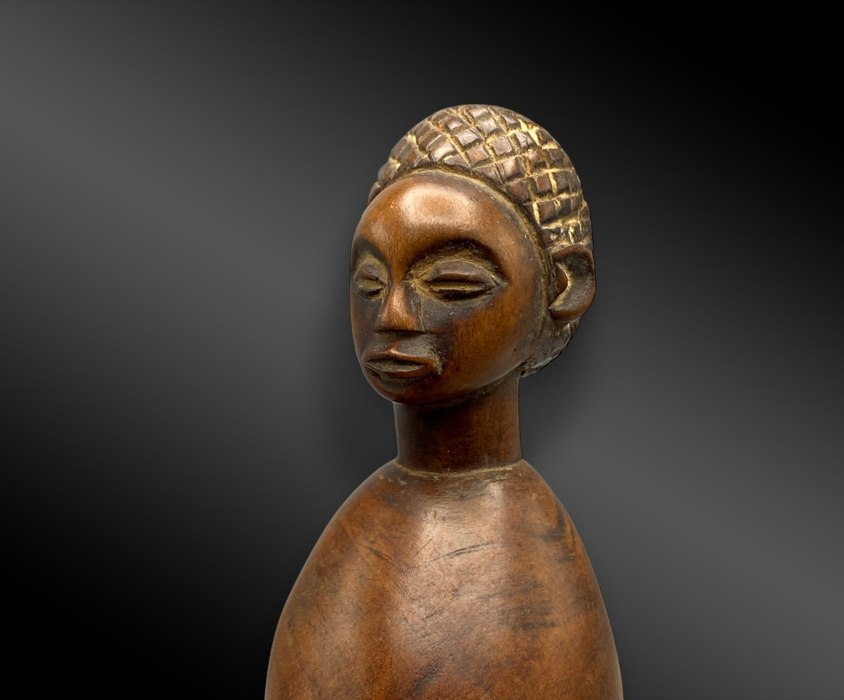 SIFFLET EN BOIS À SCULPTURE ANTHROPOMORPHE, CULTURE BAOULÉ Afrique, Côte d’Ivoire, XXème siècle-photo-3