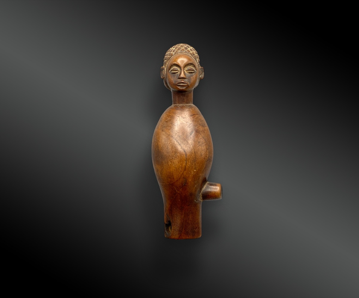 SIFFLET EN BOIS À SCULPTURE ANTHROPOMORPHE, CULTURE BAOULÉ Afrique, Côte d’Ivoire, XXème siècle
