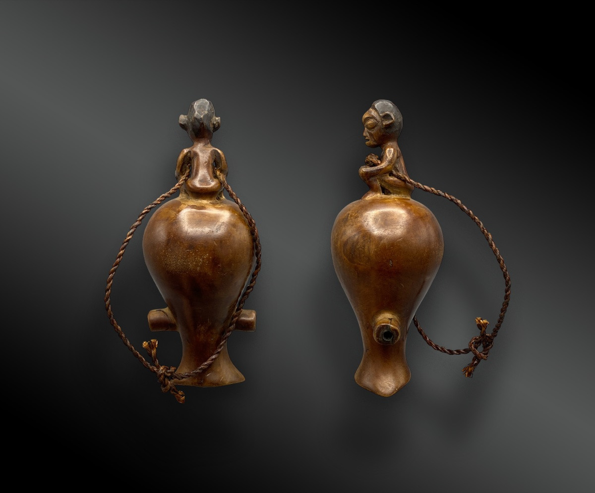 SIFFLET EN BOIS À SCULPTURE ANTHROPOMORPHE, CULTURE YAKA -photo-2