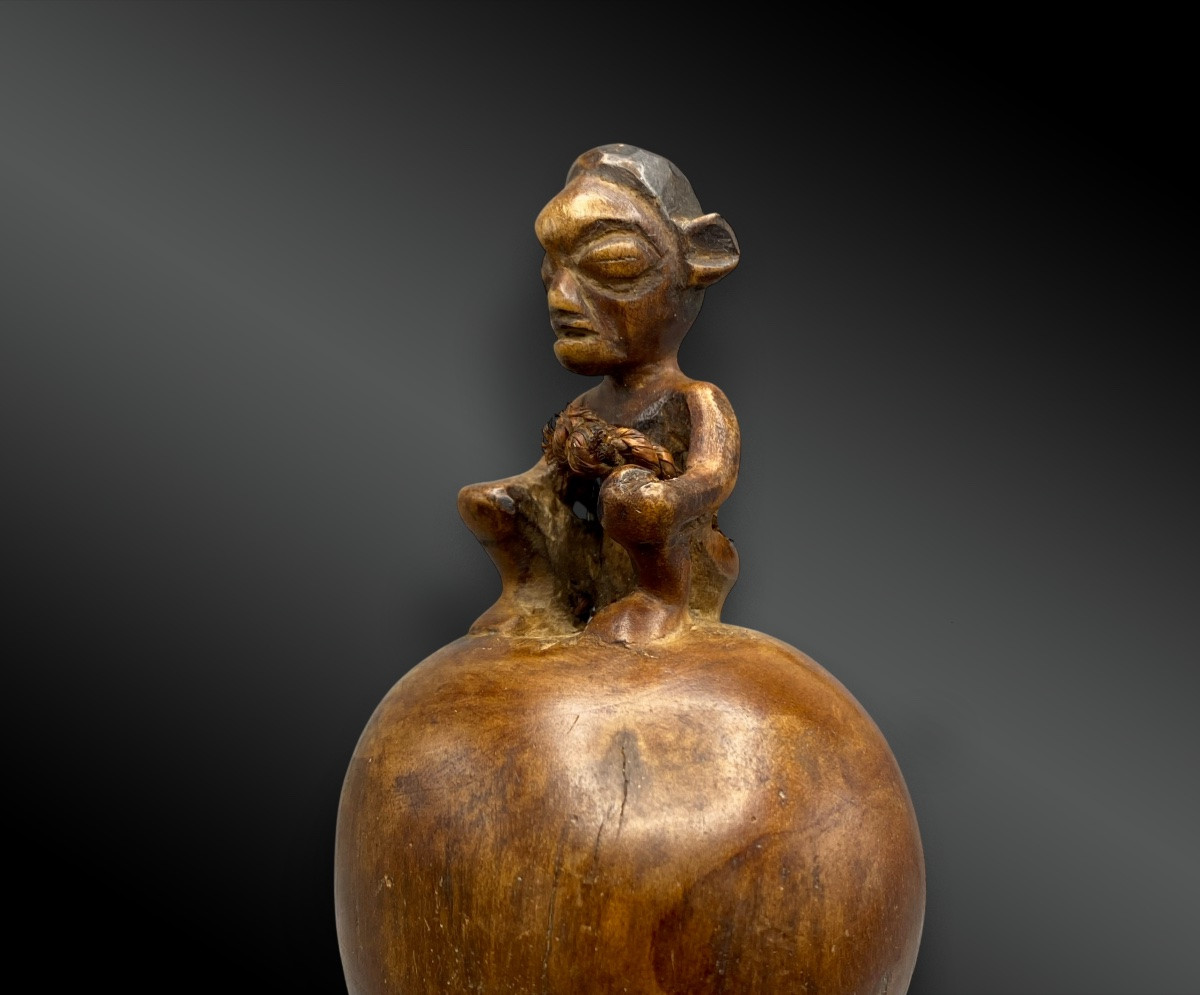 SIFFLET EN BOIS À SCULPTURE ANTHROPOMORPHE, CULTURE YAKA -photo-3