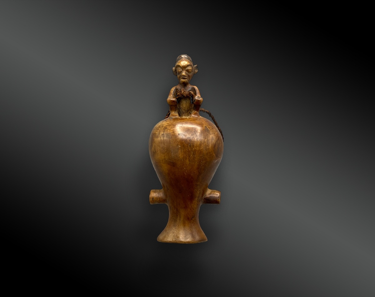 SIFFLET EN BOIS À SCULPTURE ANTHROPOMORPHE, CULTURE YAKA 