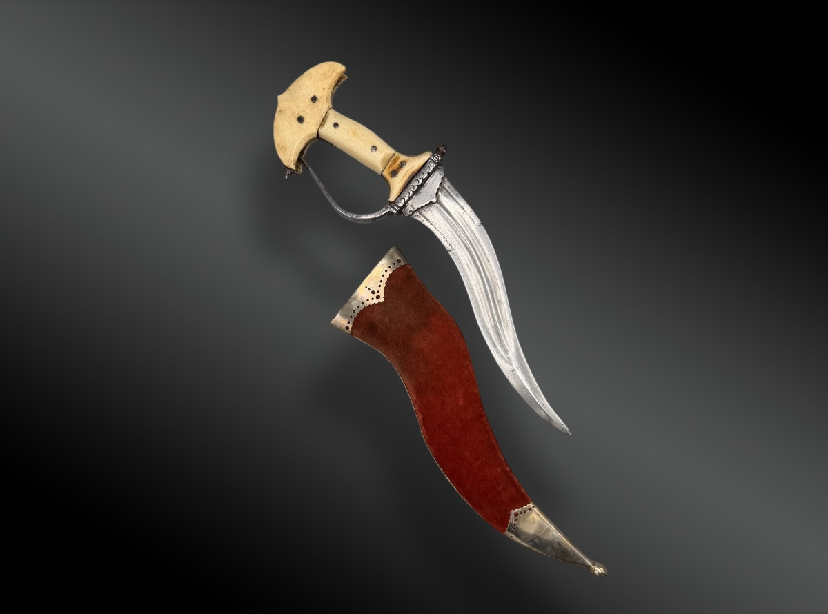 POIGNARD KHANJARLI, AVEC FOURREAU. Inde, XIXème siècle