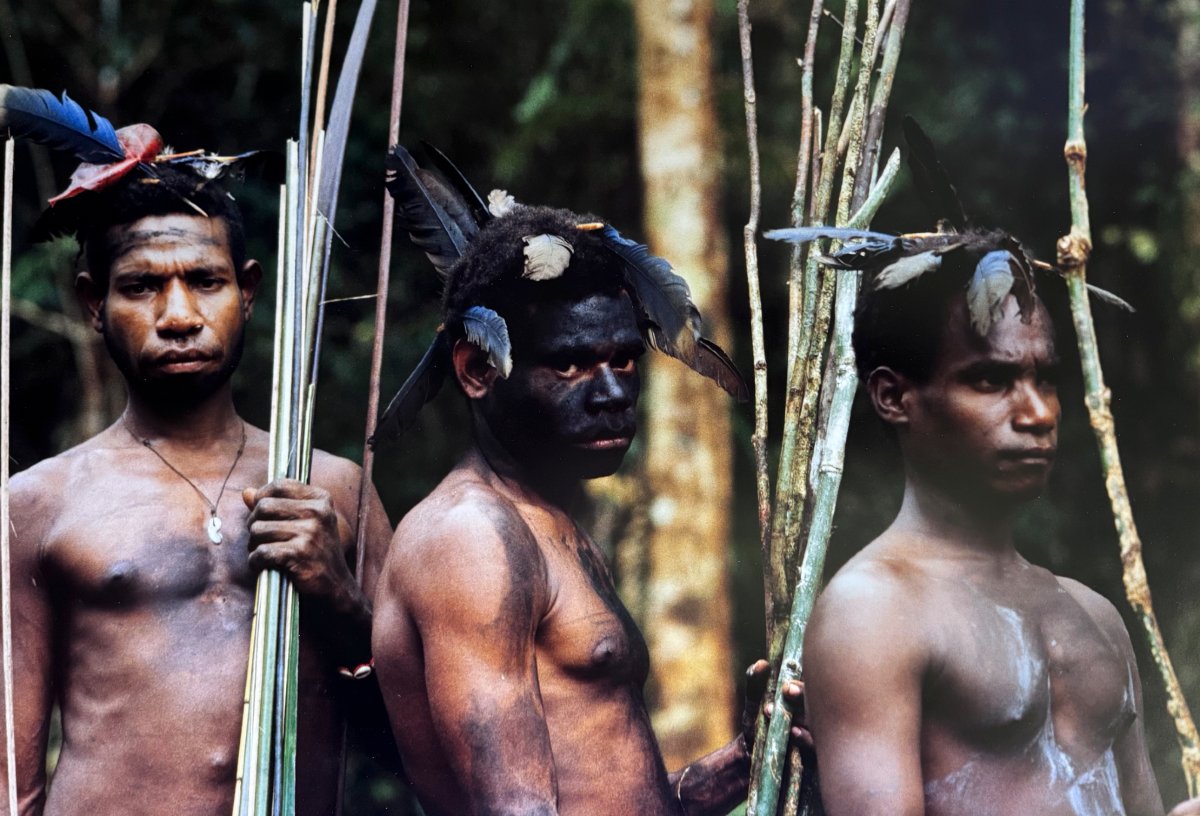 Jean-Pierre DUTILLEUX (né en1949) Groupe de jeunes guerriers Korowai Photographie en couleurs  