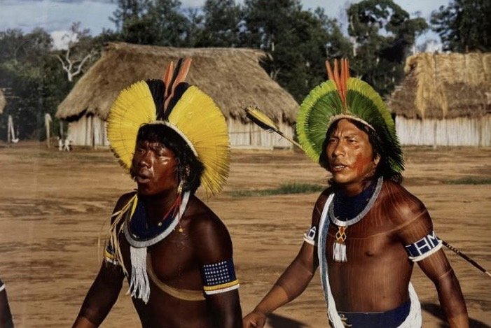 Jean-pierre Dutilleux (b. 1949) Deux Hommes Kayapos Color Photograph 40 X 60 Cm (to Be Seen)
