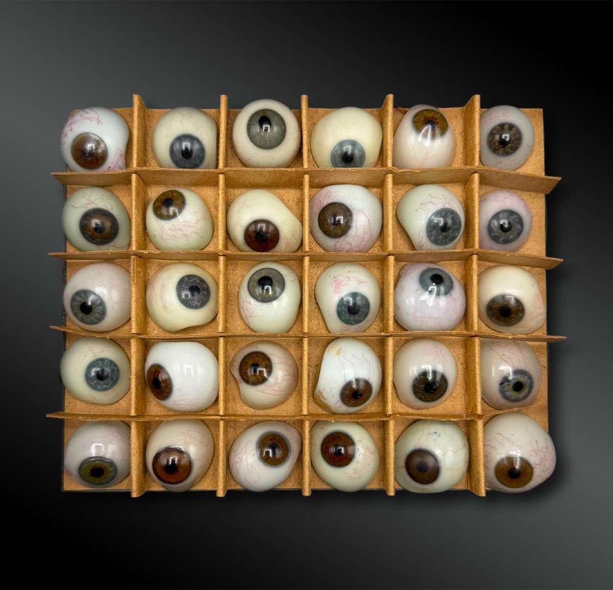 Ensemble de 30 PROTHÈSES OCULAIRES aussi appelées YEUX de VERRE - Travail européen - Vers 1900