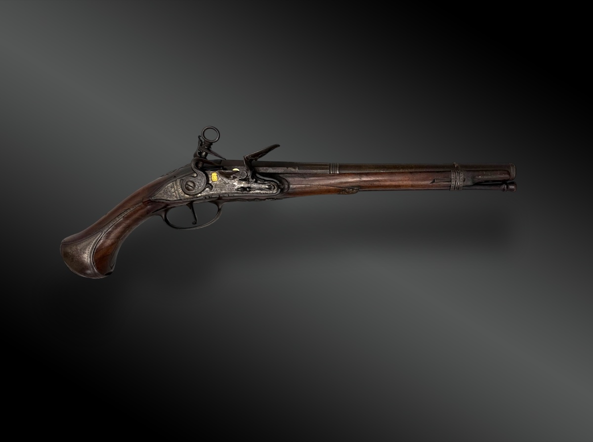 Flintlock Pistol, By Juan Fernandes – Madrid, 1734 – “à La Moda” Brass Plate