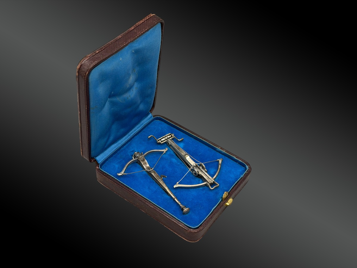 Box Set Containing Two Miniature Silver Crossbows-photo-1