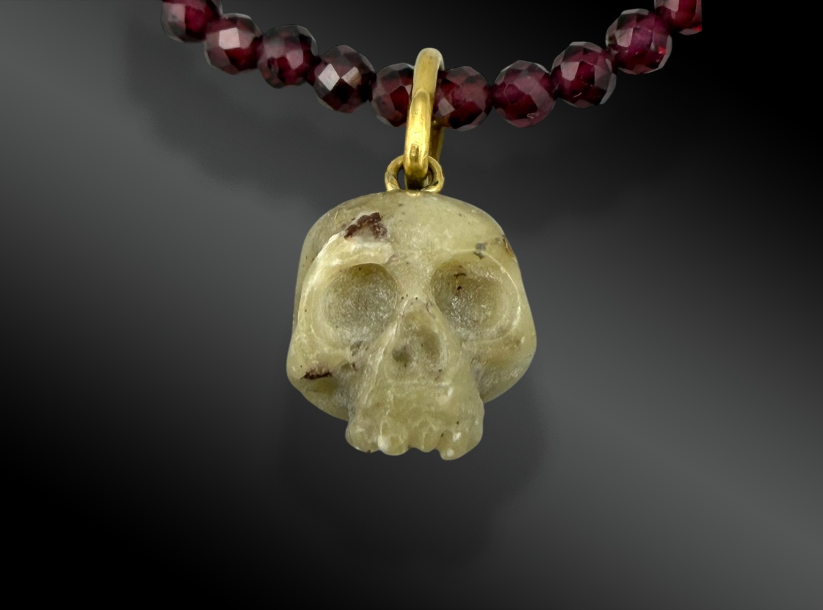 COLLIER À PENDENTIF VANITÉ – CRÂNE EN JASPE