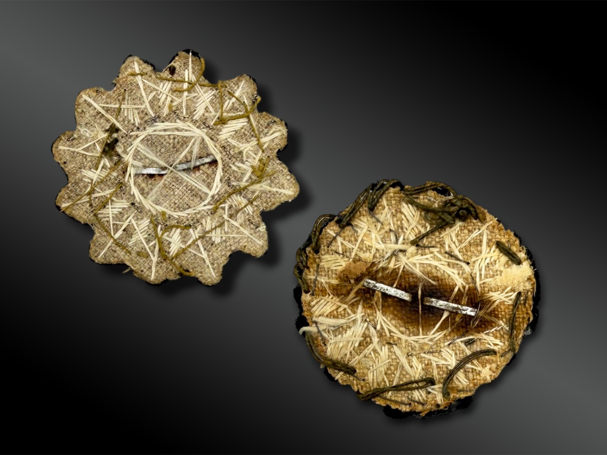 Paire d’ORNEMENTS de RETROUSSIS pour uniforme des GARDES du CORPS du ROI - France, Restauration-photo-2
