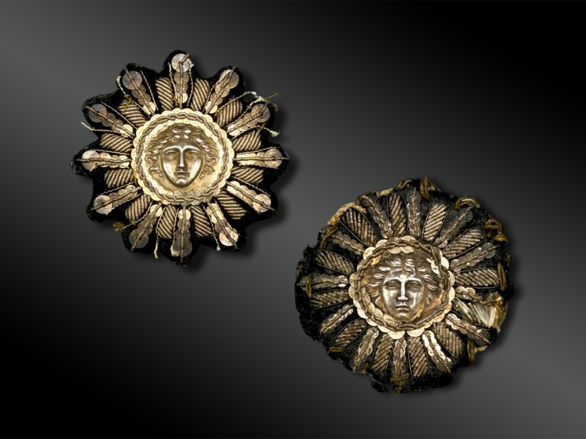 Paire d’ORNEMENTS de RETROUSSIS pour uniforme des GARDES du CORPS du ROI - France, Restauration