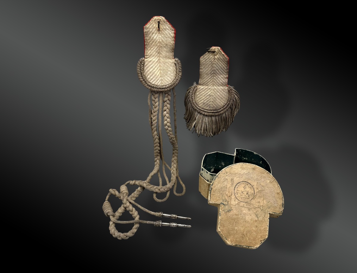 PAIRE d’ÉPAULETTES et AIGUILLETTES de BRIGADIER des GARDES du CORPS du ROI, Modèle 1815