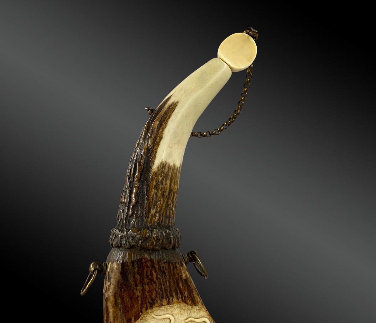 Powder Pear In Carved Deer Antler. Germany, Black Forest, Early XIXth-photo-1