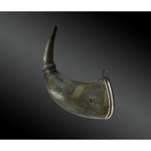 Important Powder Pear In Horn And Silver Studs Early 19th Century.
