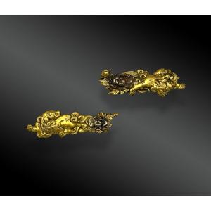 PAIRE DE MENUKI SHI SHI A LA FLEUR DE NENUPHAR Japon, fin XIXème