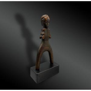 LANCE-PIERRE Culture Baoulé, Côte d'Ivoire Première moitié du XXème siècle Bois et pigments 