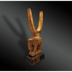 LANCE-PIERRE Culture Baoulé, Côte d'Ivoire Première moitié du XXème siècle Bois à patine miel